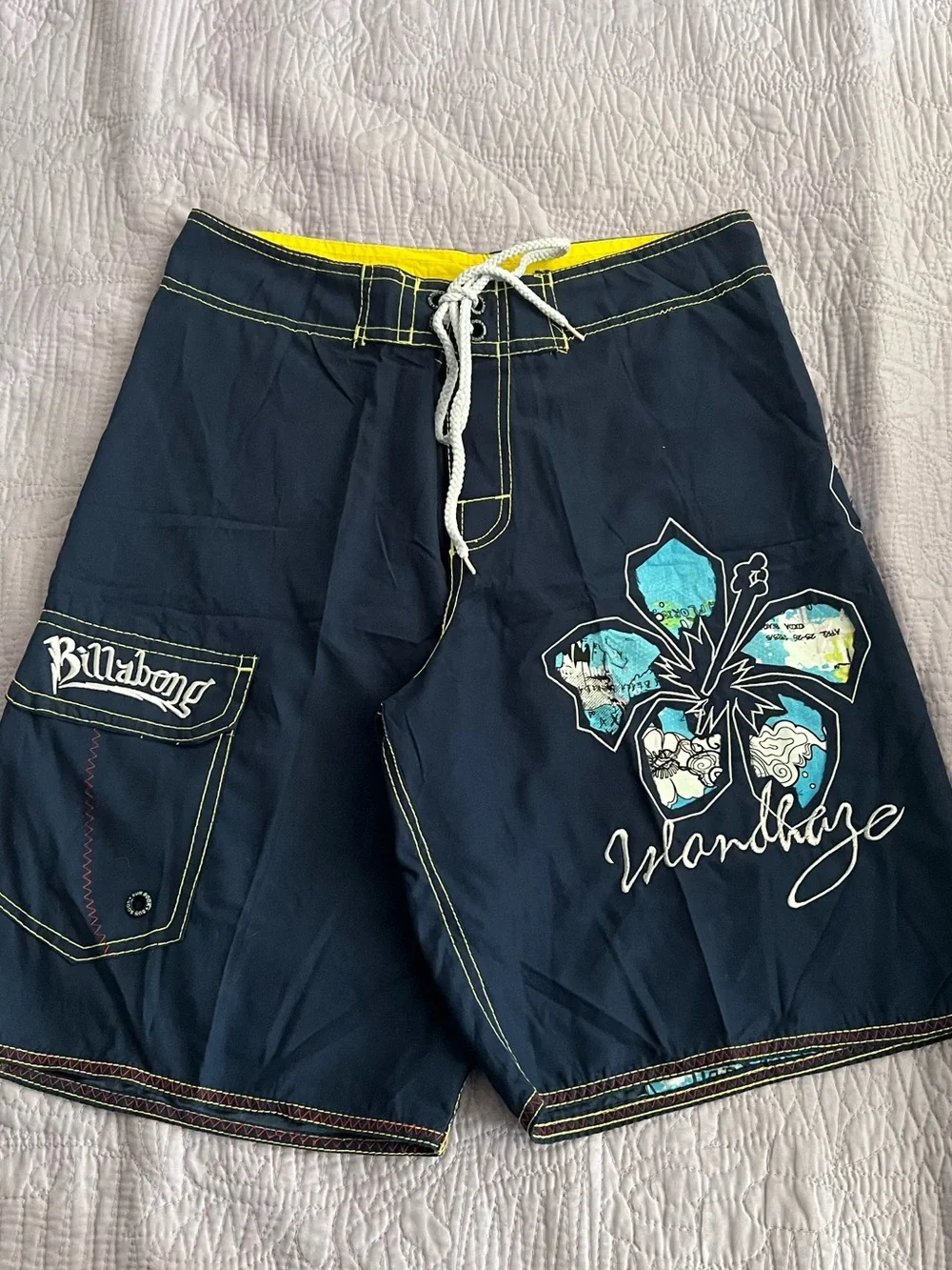 Billabong Vintage Navy Blue Boardshorts with Yellow Waistband in a 32 Men’s